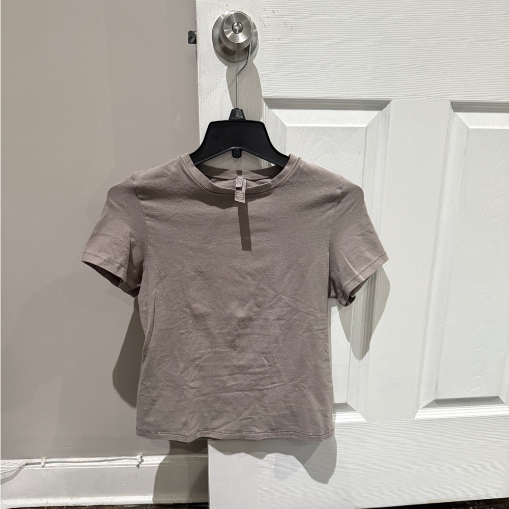 SKIMS Cotton Jersey Short Sleeve Tee in Taupe